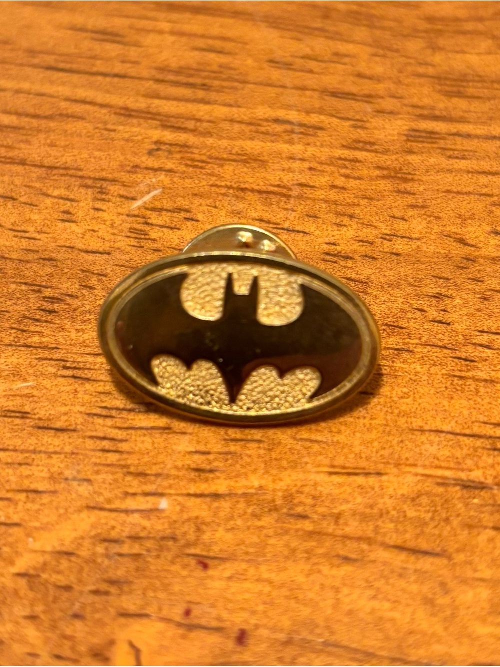 Vintage 1990s DC Comics BATMAN Gold Tone  Bat Logo Lapel Pin 2.5 x 1.5 cm
